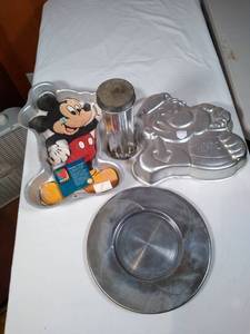 lot 108 image: Vintage kitchenware