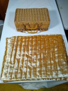 lot 112 image: Vintage basket and place mats