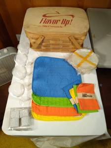 lot 113 image: Vintage picnic basket set and napkin rings