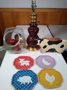 lot 119 image: Random decor