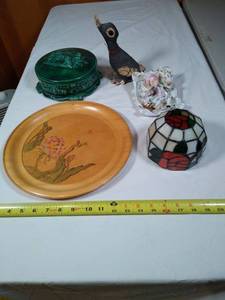 lot 121 image: Random decor lot