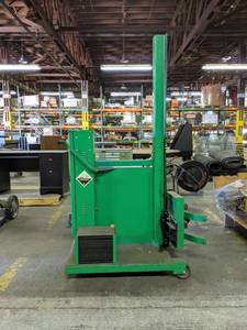 lot 5620 image: 800Lb Roto-Lift Z4-0778-A5
