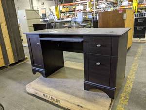 lot 5631 image: Desk