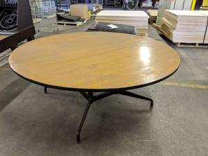 lot 5641 image: Round Table