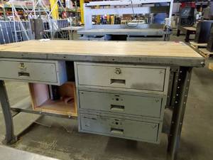 lot 5674 image: Metal Work Bench
