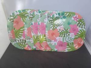 lot 8154 image: Lot of 6 Hard Plastic Hawaian Theme Plates