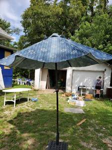 lot 8182 image: Blue Pattern Patio Umbrella with Table Stand