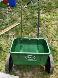 lot 8201 image: SCOTTS Accugreen 2000 Seed Spreader