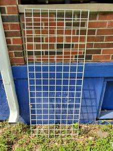 lot 8202 image: White Metall Grid Like Rack