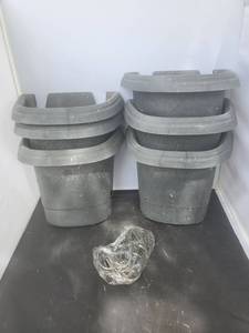 lot 8217 image: Lot of 6 Hanging Flower Pots