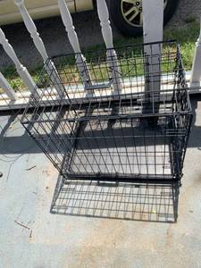 lot 8238 image: 24 x 17 x 20 Inch Folding Dog Crate