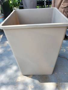 lot 8242 image: Large Plastic Trashcan