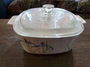 lot 8261 image: Blue Pyrex Pie Dish