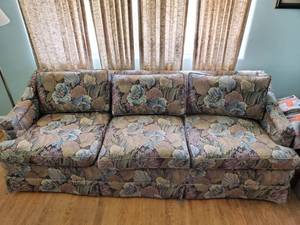 lot 8270 image: Floral 3 Seat Comfy Couch