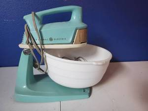 lot 8282 image: Vintage Blue Genreal Electeic Mixer and Bowl