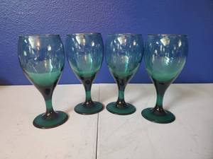 lot 8284 image: Emerald Green -Gold Colored Rim - Win Glasses 4 Piece Set