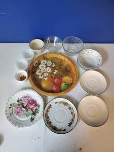 lot 8287 image: Lot of Decorative Glassware