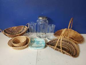 lot 8290 image: Summer Fun Lot - Tea Spout Lemonade 3 Hard Plastic Appetizer Plates and Collection of Decorative Baskets