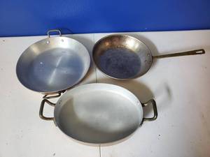 lot 8292 image: Lot of 3 Copper Colored Pans