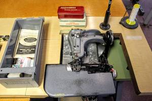 lot 6206 image: Vintage Commercial Singer Blind Stitch Machine Table 9SS1DS16085, PLUS a NEW Singer Automatic Zig Zagger and Accessories