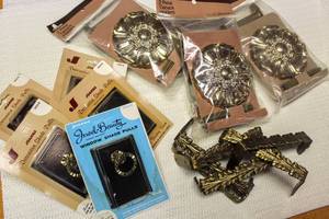 lot 6266 image: This Lot Contains Several New Ornamental Curtain Accessories