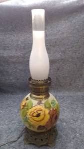 lot 112 image: Ornate Vintage Hand Painted Lamp