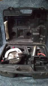 lot 520 image: Craftsman 19.2 Volt 5 12in Trim Saw and Light