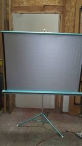 lot 525 image: Vintage Da-Lite Silver-Lite Projector Screen with Soft Case