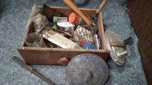 lot 565 image: Box of Garage Items