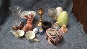 lot 570 image: Mixed Vintage and Modern Decor Lot