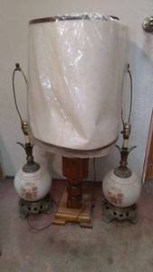 lot 575 image: Lot of 3 Vintage Lamps