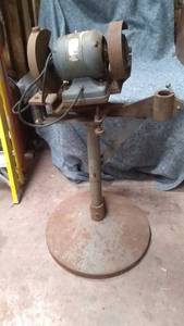 lot 581 image: Bench Grinder on Stand
