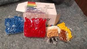 lot 587 image: Amosting 1270pc Interlocking Building Block Set