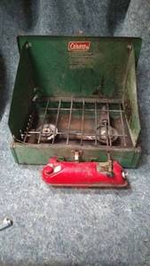 lot 593 image: Vintage 425e Coleman Camp Stove