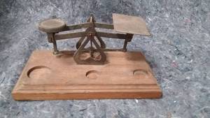 lot 595 image: Vintage Balance Scale