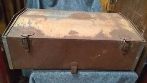 lot 614 image: Vintage Metal Trunk
