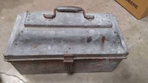 lot 674 image: Vintage Metal Tool Box