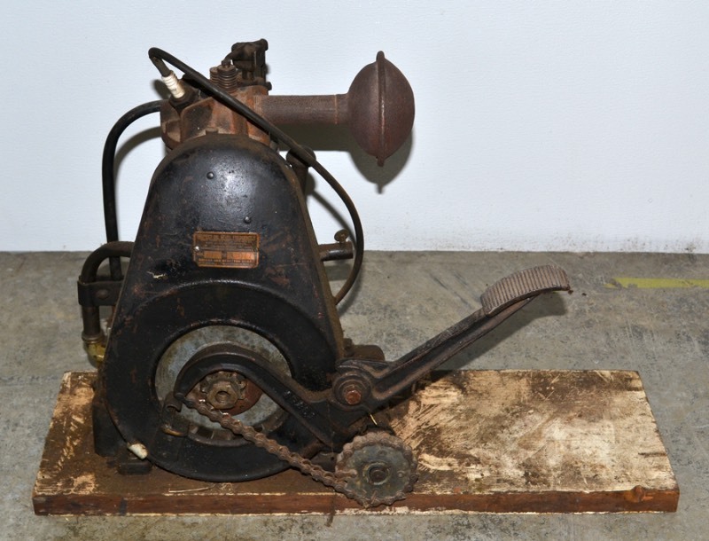 lot 1008 image: 1926 Briggs & Stratton Mfg. Antique Motor