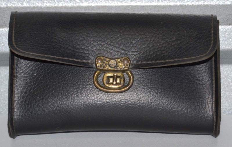 lot 1025 image: Leather pouch