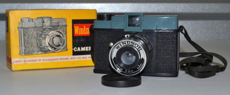lot 2037 image: Vintage Widsor Camera