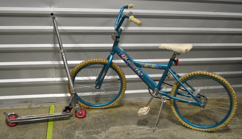 lot 2059 image: Bicycle and Razor