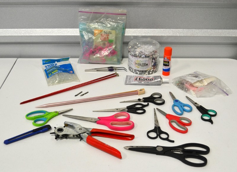 lot 6004 image: Craft Lot with Knitting Needles