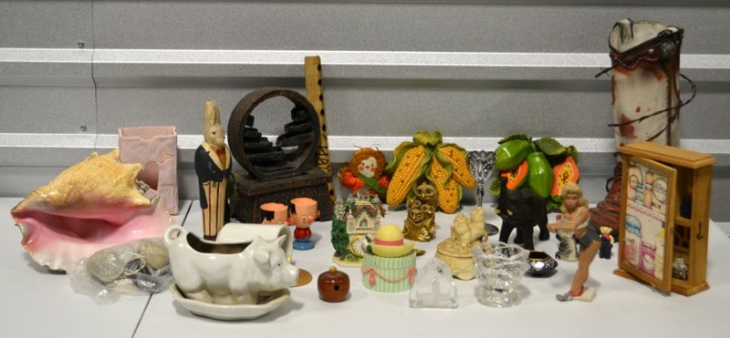 lot 6012 image: knick knacks
