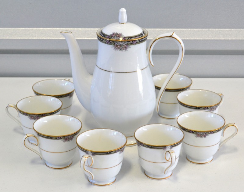 lot 6013 image: Zylstra Coffee Pot and Cups