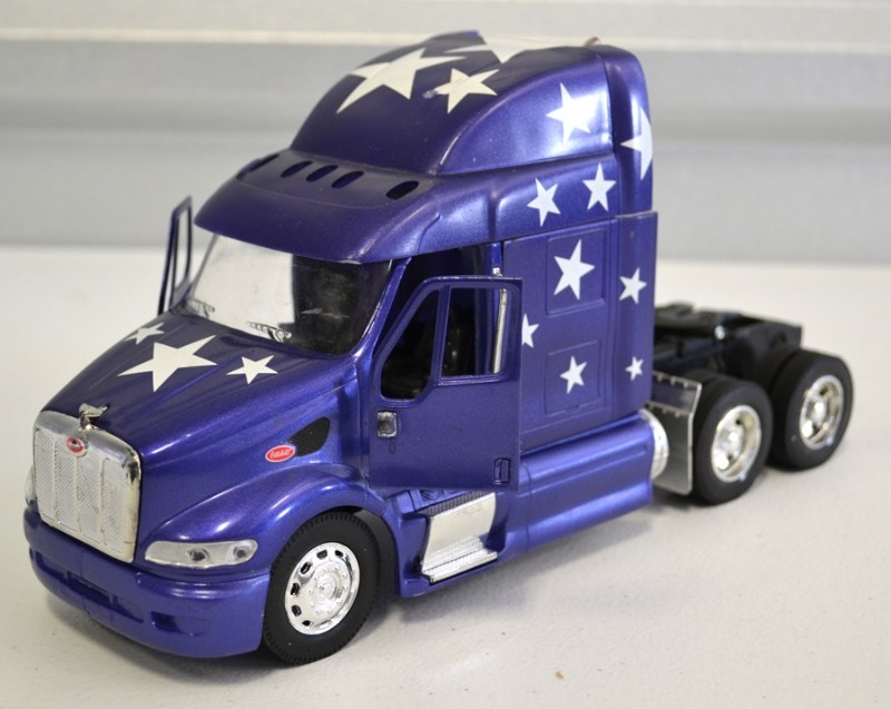 lot 6038 image: Peterbilt truck