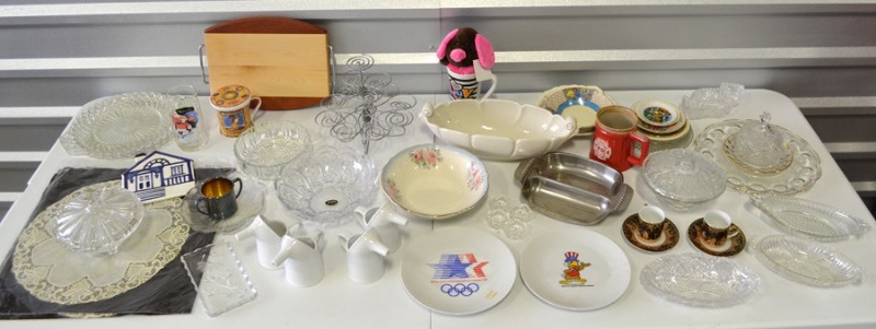 lot 6049 image: Serving Pieces