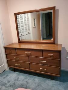 lot 3900 image: Mid Century Modern Dresser w Mirror - 7 Drawers - Dovetail Drawers ( Small Imperfection on Top)