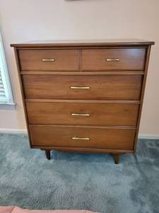 lot 3901 image: Mid Century Modern Chest of Drawers - 5 Drawers - Dovetail