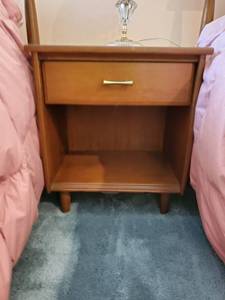 lot 3902 image: Mid Century Modern Nightstand
