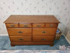 lot 3907 image: Ethan Allen Dresser - Dovetail Drawers